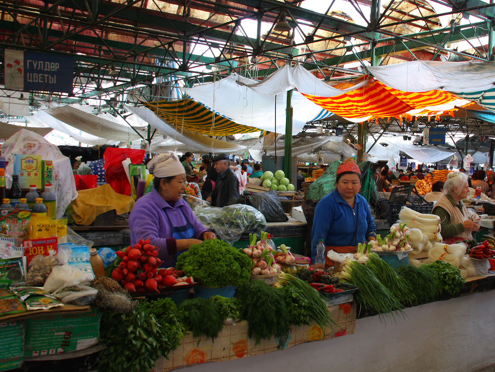 بازار أوش في بيشكيك يضم مختلف السلع التجارية ومن أهم الاماكن السياحية في بيشكيك